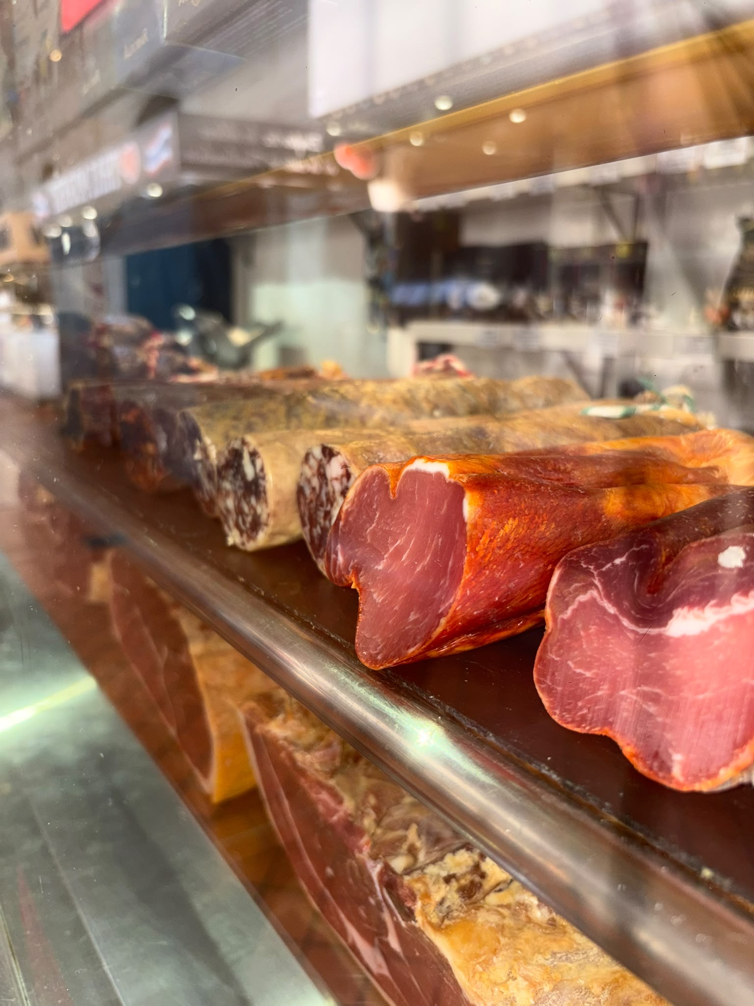 Charcuteries espagnoles présentées dans la vitrine
