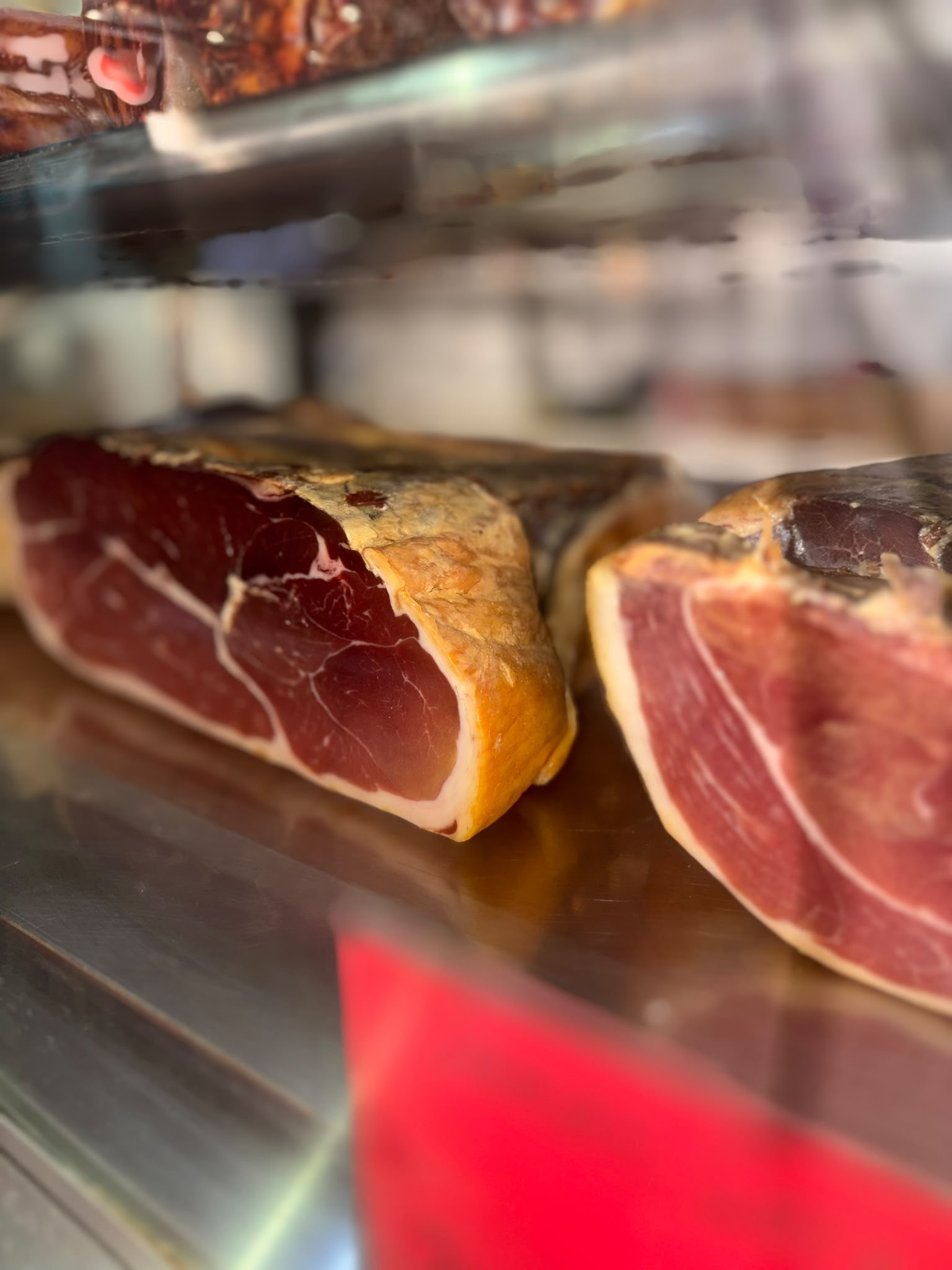 Jambons affinés en vitrine